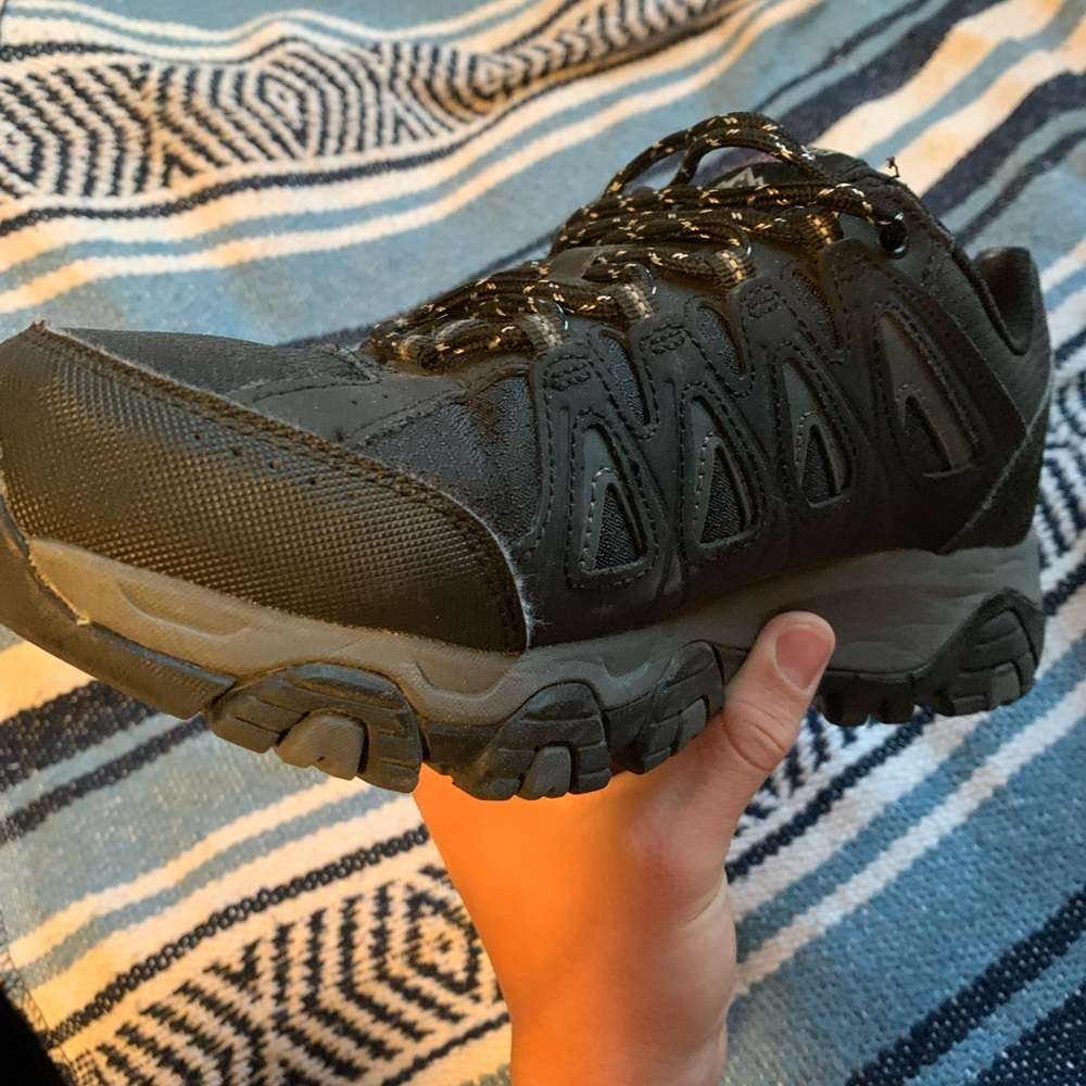 Men’s sketcher size 9.
